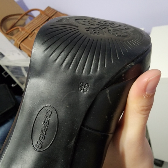 Pair of black heels - Picture 8 of 9